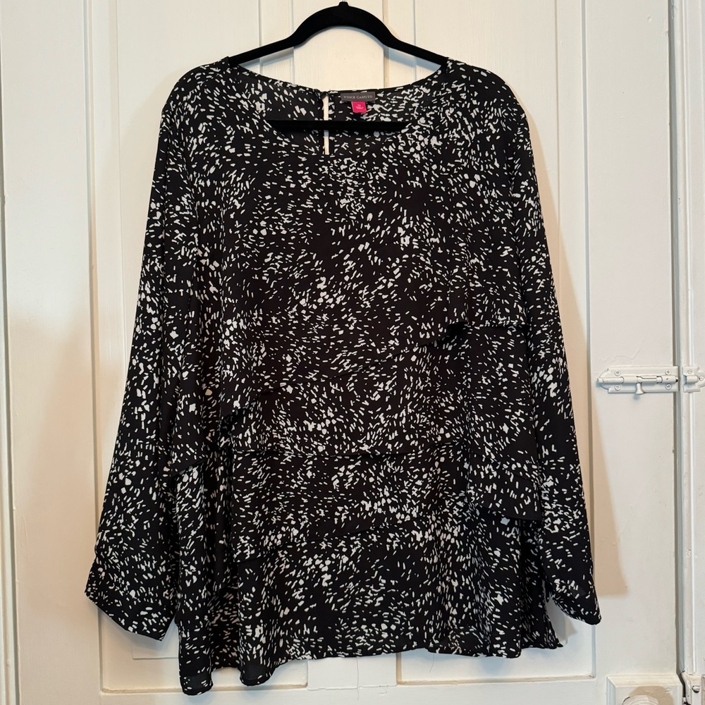 ✨vince camuto black & white patterned long sleeve layer blouse✨